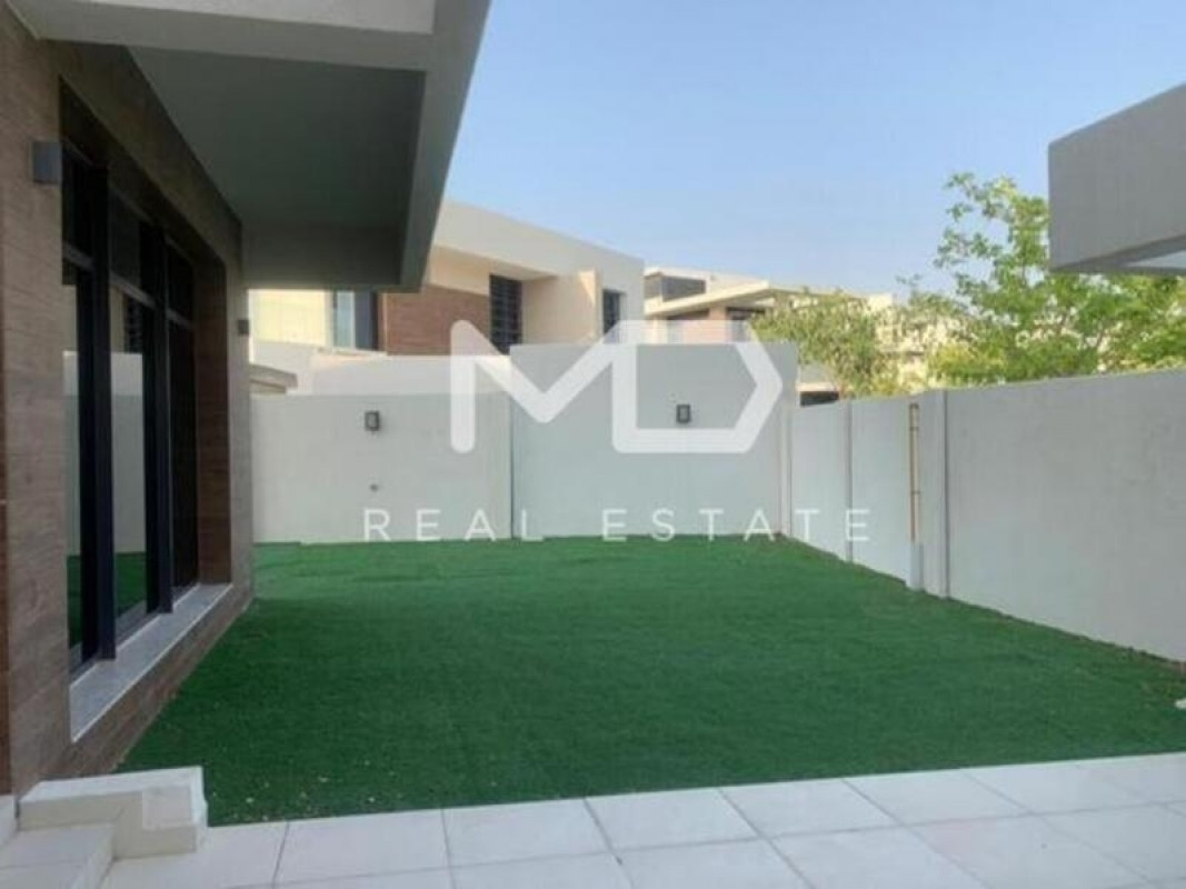 Closed To Spinneys | Corner | Private Garden in West Yas